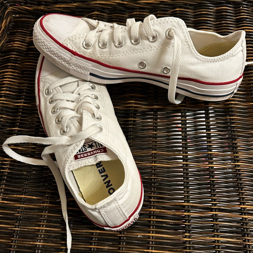 Classic! White converse shoes